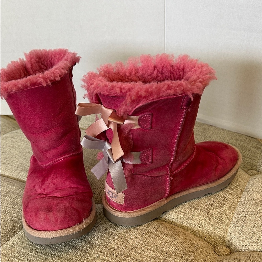 UGG GIRLS BAILY BOW PINK PULL ON SUEDE BOOTS SIZE GIRLS 2